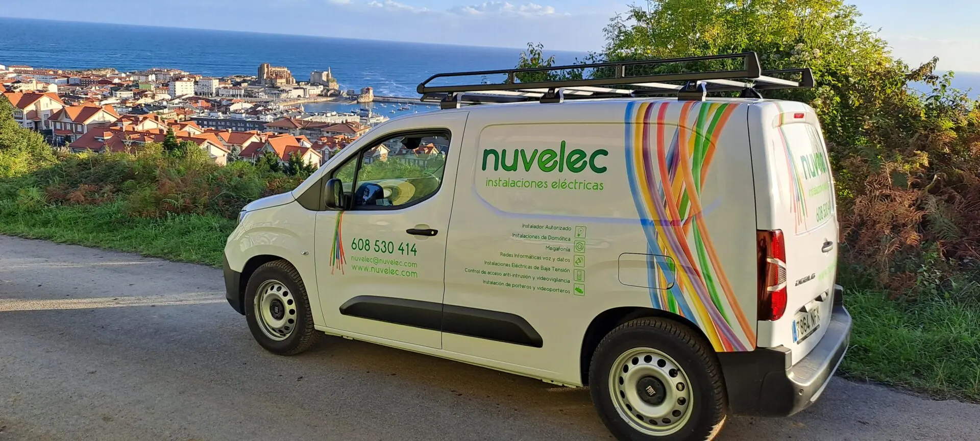 Furgoneta de servicios técnicos de Nuvelec para instalaciones eléctricas y mantenimiento